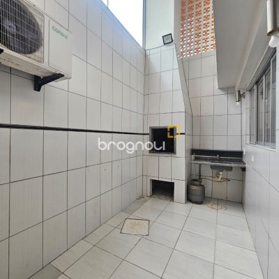 Casa com 258m², 6 quartos (sendo 2 suítes), 2 garagens, no bairro Barreiros em São José