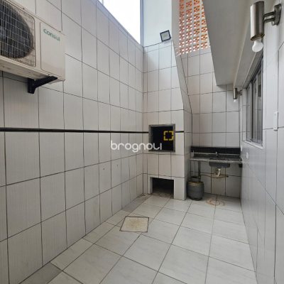 Casa com 258m², 6 quartos (sendo 2 suítes), 2 garagens, no bairro Barreiros em São José