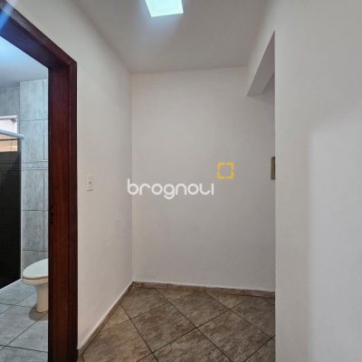 Casa com 258m², 6 quartos (sendo 2 suítes), 2 garagens, no bairro Barreiros em São José