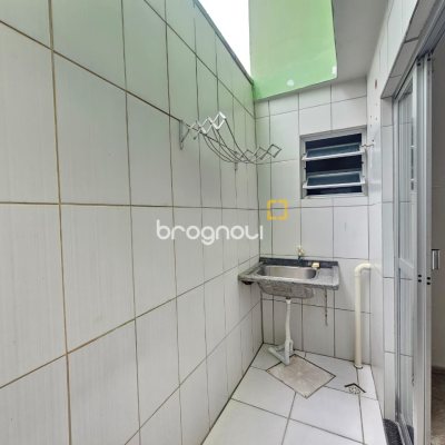 Casa com 258m², 6 quartos (sendo 2 suítes), 2 garagens, no bairro Barreiros em São José