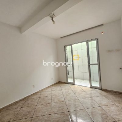 Casa com 258m², 6 quartos (sendo 2 suítes), 2 garagens, no bairro Barreiros em São José