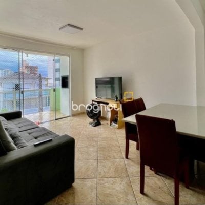 Casa com 258m², 6 quartos (sendo 2 suítes), 2 garagens, no bairro Barreiros em São José