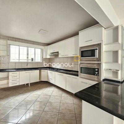 Casa com 258m², 6 quartos (sendo 2 suítes), 2 garagens, no bairro Barreiros em São José