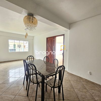 Casa com 258m², 6 quartos (sendo 2 suítes), 2 garagens, no bairro Barreiros em São José