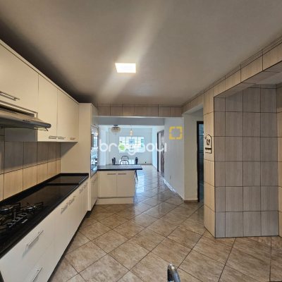 Casa com 258m², 6 quartos (sendo 2 suítes), 2 garagens, no bairro Barreiros em São José