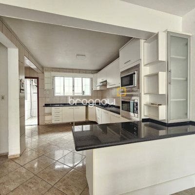 Casa com 258m², 6 quartos (sendo 2 suítes), 2 garagens, no bairro Barreiros em São José
