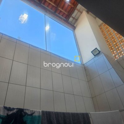 Casa com 258m², 6 quartos (sendo 2 suítes), 2 garagens, no bairro Barreiros em São José