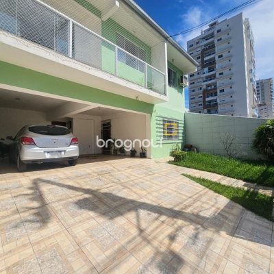 Casa com 258m², 6 quartos (sendo 2 suítes), 2 garagens, no bairro Barreiros em São José