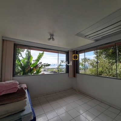 Casa com 340m², 4 garagens, no bairro Jardim Janaina em Biguaçu