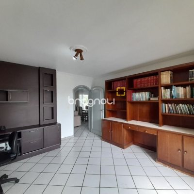 Casa com 340m², 4 garagens, no bairro Jardim Janaina em Biguaçu