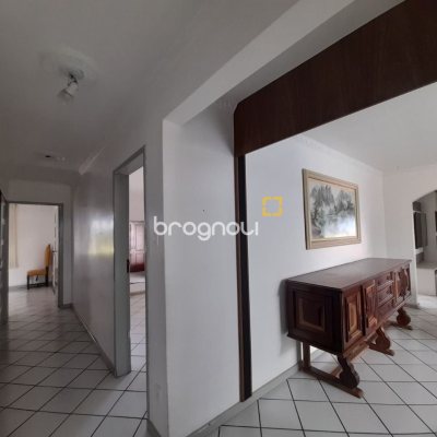 Casa com 340m², 4 garagens, no bairro Jardim Janaina em Biguaçu