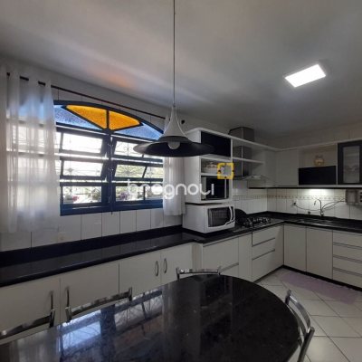 Casa com 340m², 4 garagens, no bairro Jardim Janaina em Biguaçu