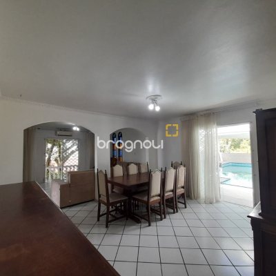 Casa com 340m², 4 garagens, no bairro Jardim Janaina em Biguaçu