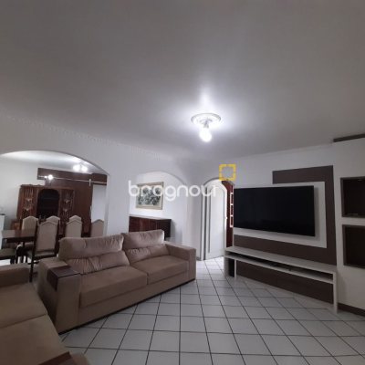 Casa com 340m², 4 garagens, no bairro Jardim Janaina em Biguaçu