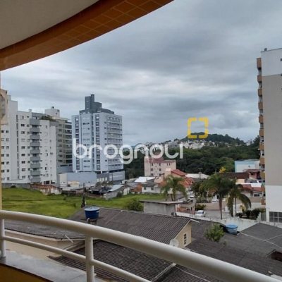Apartamento com 80m², 2 quartos (sendo 1 suíte), 1 garagem, no bairro Trindade em Florianópolis