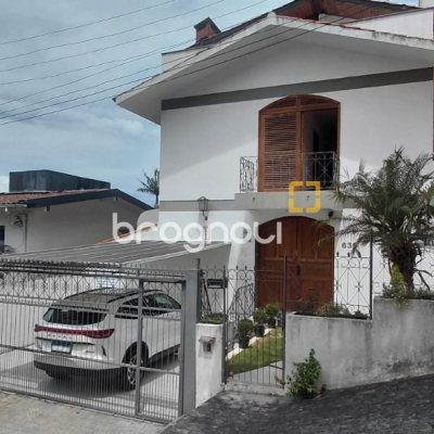 Casa com 246m², 3 quartos (sendo 1 suíte), 2 garagens, no bairro Trindade em Florianópolis