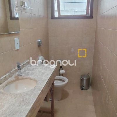 Casa com 246m², 3 quartos (sendo 1 suíte), 2 garagens, no bairro Trindade em Florianópolis