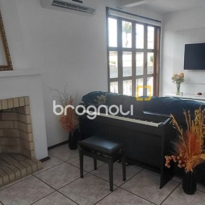 Casa com 246m², 3 quartos (sendo 1 suíte), 2 garagens, no bairro Trindade em Florianópolis