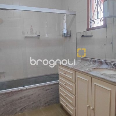 Casa com 246m², 3 quartos (sendo 1 suíte), 2 garagens, no bairro Trindade em Florianópolis