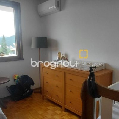 Casa com 246m², 3 quartos (sendo 1 suíte), 2 garagens, no bairro Trindade em Florianópolis