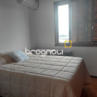 Casa com 246m², 3 quartos (sendo 1 suíte), 2 garagens, no bairro Trindade em Florianópolis