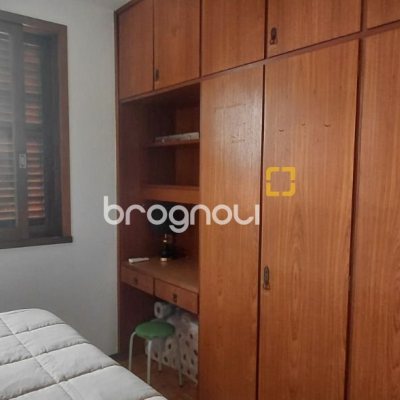 Casa com 246m², 3 quartos (sendo 1 suíte), 2 garagens, no bairro Trindade em Florianópolis