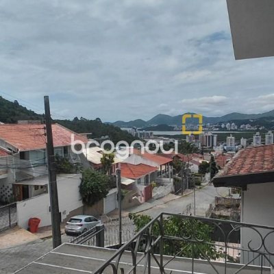 Casa com 246m², 3 quartos (sendo 1 suíte), 2 garagens, no bairro Trindade em Florianópolis