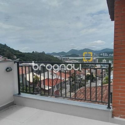 Casa com 246m², 3 quartos (sendo 1 suíte), 2 garagens, no bairro Trindade em Florianópolis