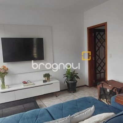 Casa com 246m², 3 quartos (sendo 1 suíte), 2 garagens, no bairro Trindade em Florianópolis