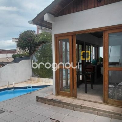 Casa com 246m², 3 quartos (sendo 1 suíte), 2 garagens, no bairro Trindade em Florianópolis