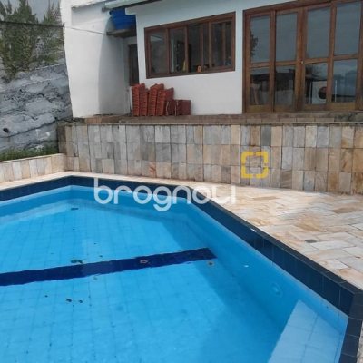 Casa com 246m², 3 quartos (sendo 1 suíte), 2 garagens, no bairro Trindade em Florianópolis