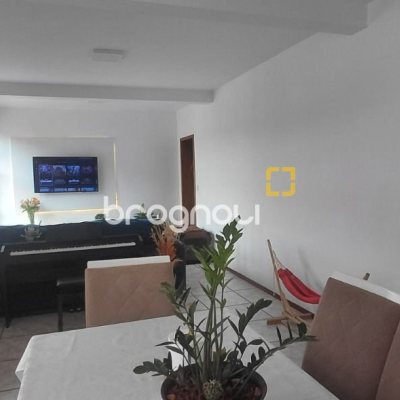 Casa com 246m², 3 quartos (sendo 1 suíte), 2 garagens, no bairro Trindade em Florianópolis
