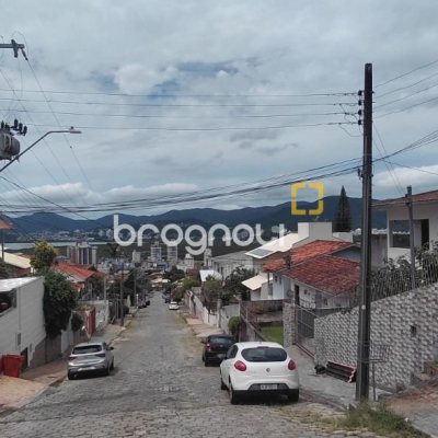 Casa com 246m², 3 quartos (sendo 1 suíte), 2 garagens, no bairro Trindade em Florianópolis