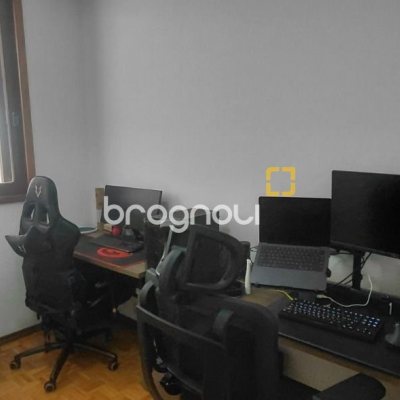 Casa com 246m², 3 quartos (sendo 1 suíte), 2 garagens, no bairro Trindade em Florianópolis