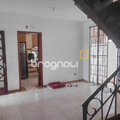 Casa com 246m², 3 quartos (sendo 1 suíte), 2 garagens, no bairro Trindade em Florianópolis