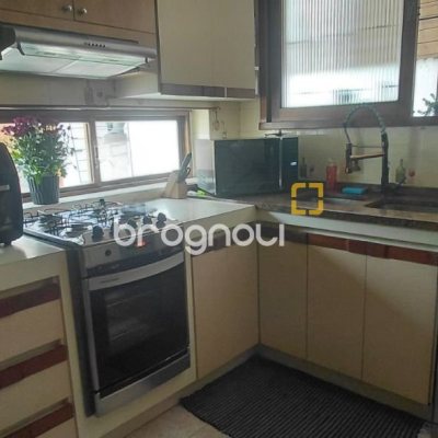 Casa com 246m², 3 quartos (sendo 1 suíte), 2 garagens, no bairro Trindade em Florianópolis