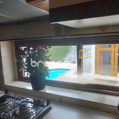 Casa com 246m², 3 quartos (sendo 1 suíte), 2 garagens, no bairro Trindade em Florianópolis