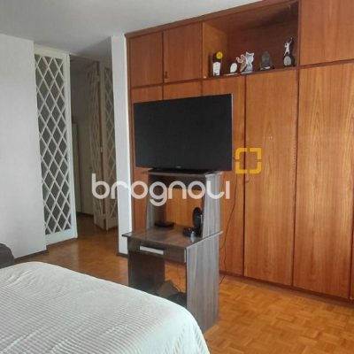 Casa com 246m², 3 quartos (sendo 1 suíte), 2 garagens, no bairro Trindade em Florianópolis