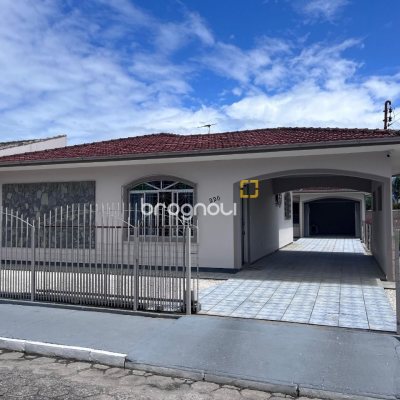 Casa com 166m², 3 quartos (sendo 1 suíte), 2 garagens, no bairro Centro em Palhoça