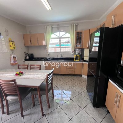 Casa com 166m², 3 quartos (sendo 1 suíte), 2 garagens, no bairro Centro em Palhoça