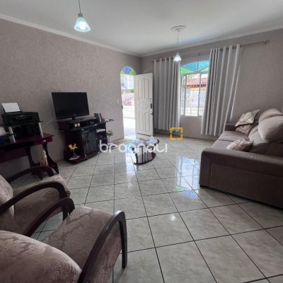 Casa com 166m², 3 quartos (sendo 1 suíte), 2 garagens, no bairro Centro em Palhoça