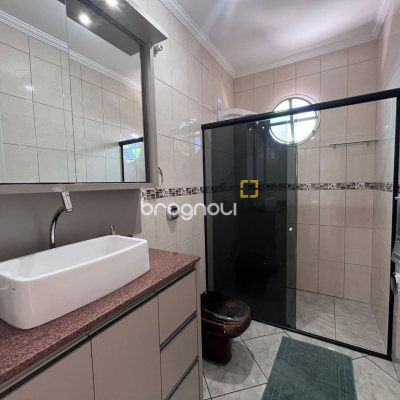 Casa com 166m², 3 quartos (sendo 1 suíte), 2 garagens, no bairro Centro em Palhoça