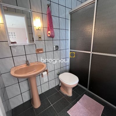 Casa com 166m², 3 quartos (sendo 1 suíte), 2 garagens, no bairro Centro em Palhoça