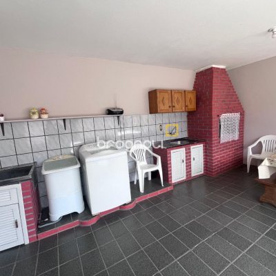 Casa com 166m², 3 quartos (sendo 1 suíte), 2 garagens, no bairro Centro em Palhoça