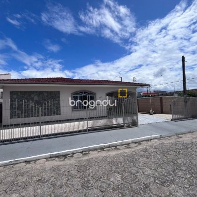 Casa com 166m², 3 quartos (sendo 1 suíte), 2 garagens, no bairro Centro em Palhoça