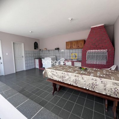 Casa com 166m², 3 quartos (sendo 1 suíte), 2 garagens, no bairro Centro em Palhoça