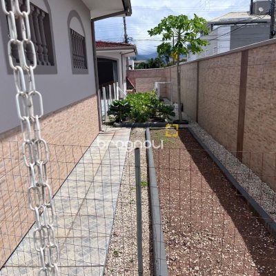 Casa com 166m², 3 quartos (sendo 1 suíte), 2 garagens, no bairro Centro em Palhoça