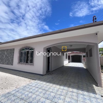 Casa com 166m², 3 quartos (sendo 1 suíte), 2 garagens, no bairro Centro em Palhoça