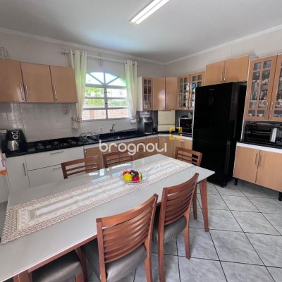 Casa com 166m², 3 quartos (sendo 1 suíte), 2 garagens, no bairro Centro em Palhoça