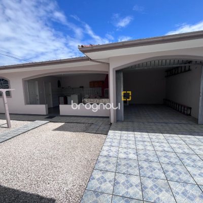 Casa com 166m², 3 quartos (sendo 1 suíte), 2 garagens, no bairro Centro em Palhoça